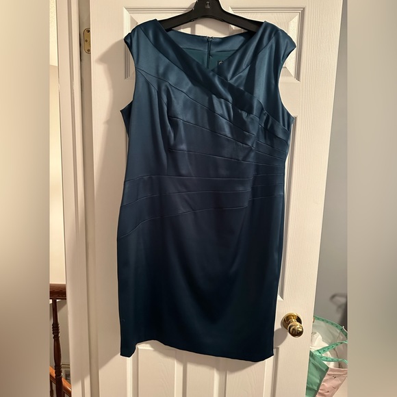 Green dress - Picture 2 of 5